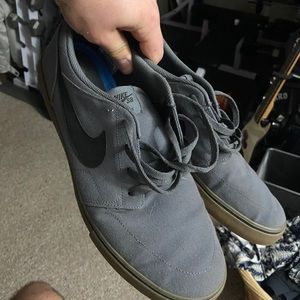 NIKE SB barely worn Size 13 gray / gum sole